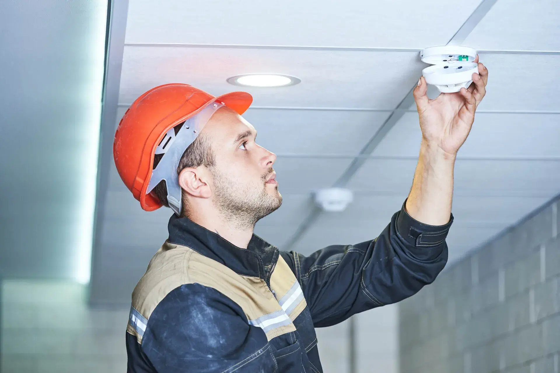 Technik kontrolujący system bezpieczeństwa w budynku